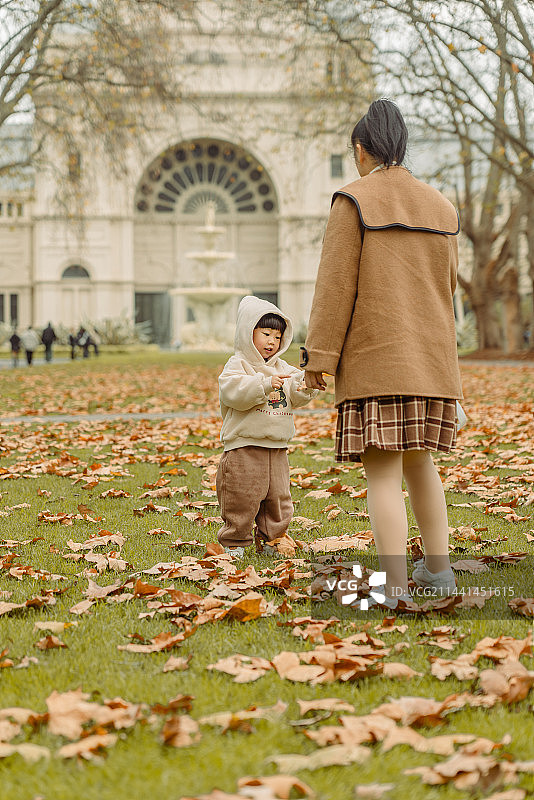 墨尔本皇家博物馆前草坪处小男孩与妈妈一起图片素材