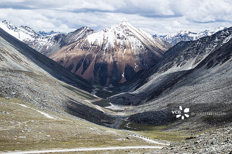 西藏山南拉姆拉措山路图片素材