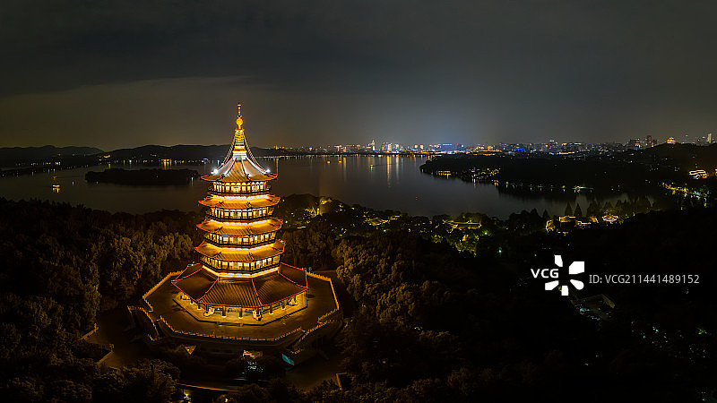 航拍杭州西湖地标建筑雷峰塔夜景图片素材