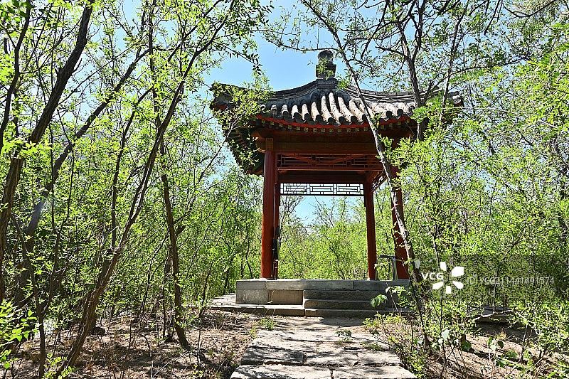 元大都城垣遗址公园城垣怀古段土城墙顶上的小亭子图片素材