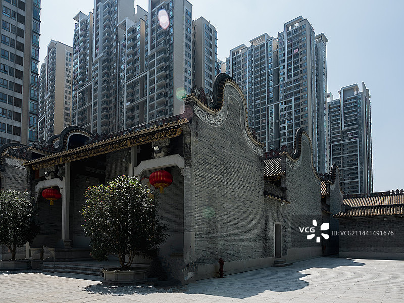 广州猎德街道李氏宗祠古建一角与现代建筑光影图片素材