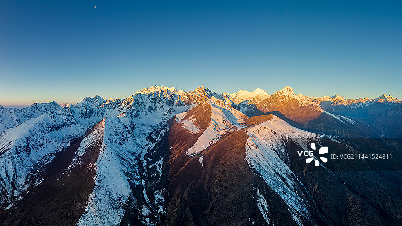西藏日喀则航拍珠穆朗玛峰雪山日出 日照金山图片素材