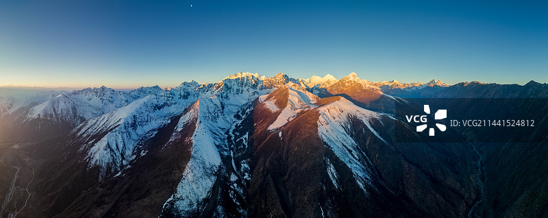 西藏日喀则航拍珠穆朗玛峰雪山日出 日照金山图片素材