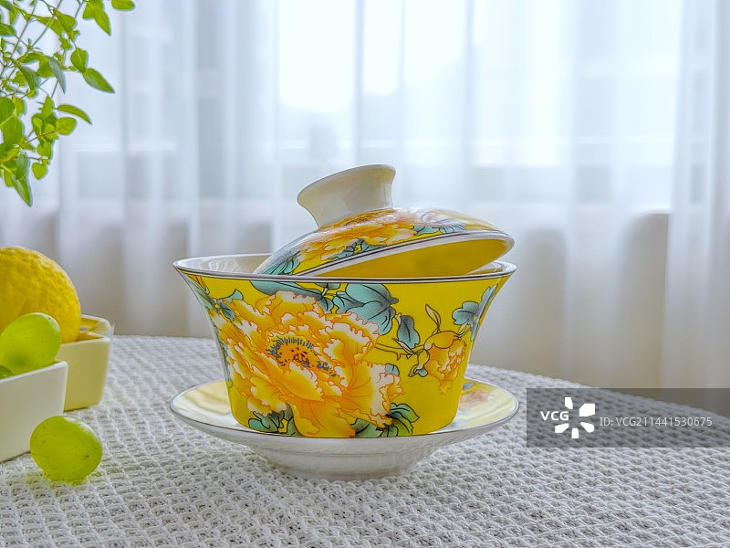 桌子上的大碗茶杯子特写镜头图片素材