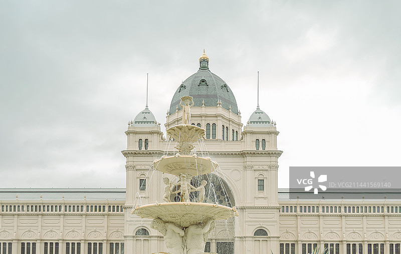 卡尔顿皇家展览馆与古典喷水池图片素材