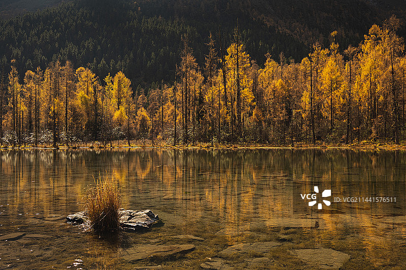 玛嘉沟五色湖图片素材