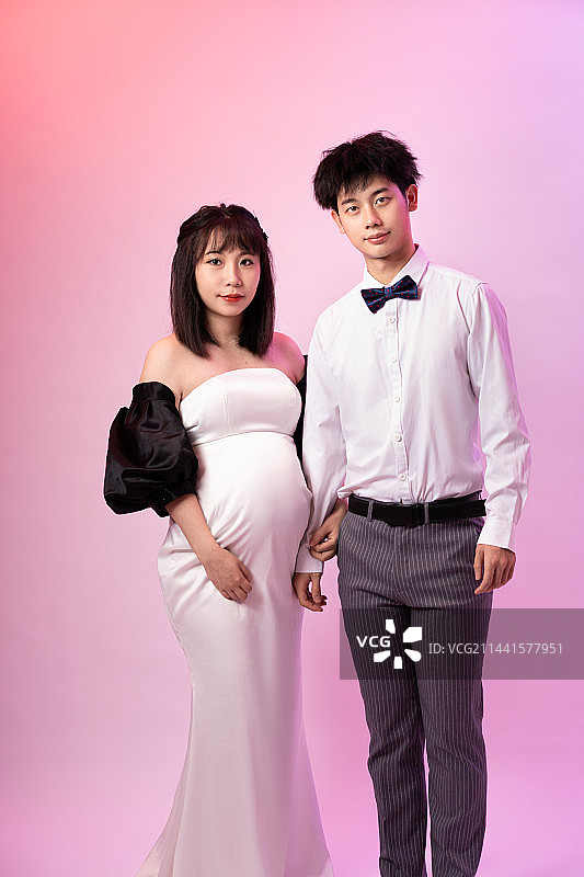 影棚里的夫妻孕妇照图片素材