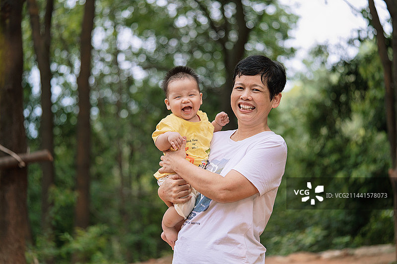 奶奶带11个月的宝宝外出春游图片素材