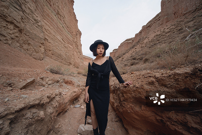 在中国甘肃张掖外星谷旅游区的女性旅拍照图片素材