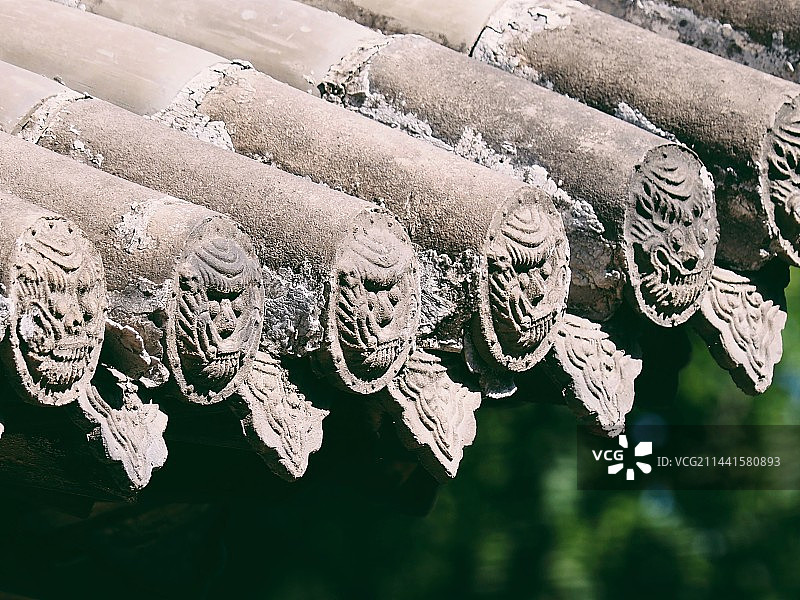 古建筑屋檐瓦当雕像的低角度视图图片素材