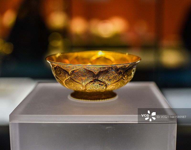 花瓣黄金碗图片素材