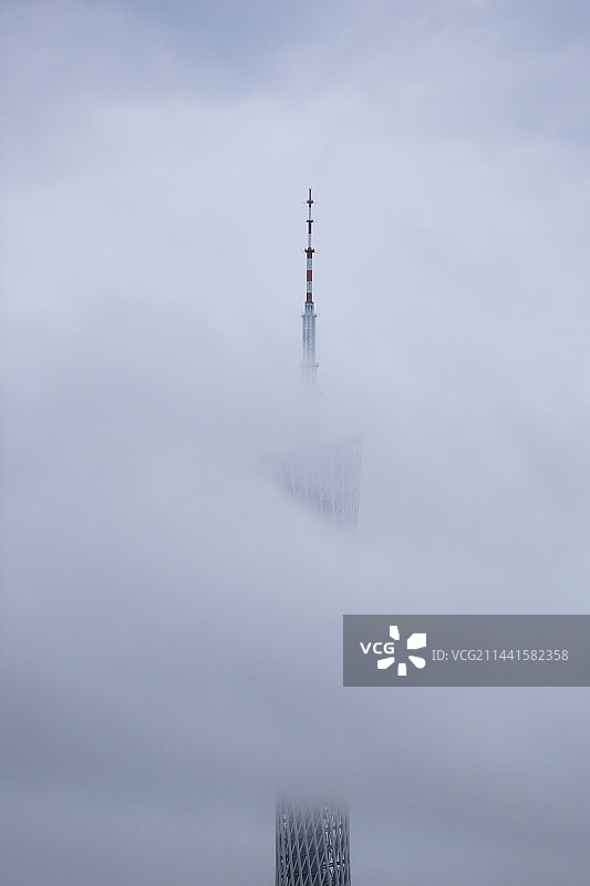 迷雾里的广州塔图片素材