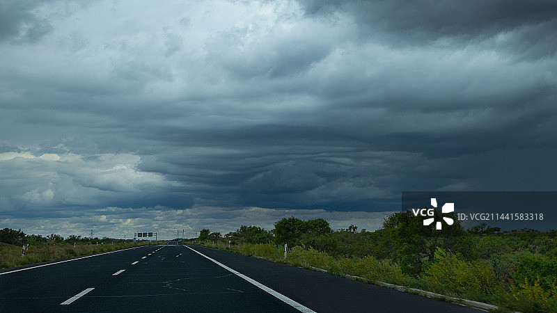 妖眼般的乌云图片素材