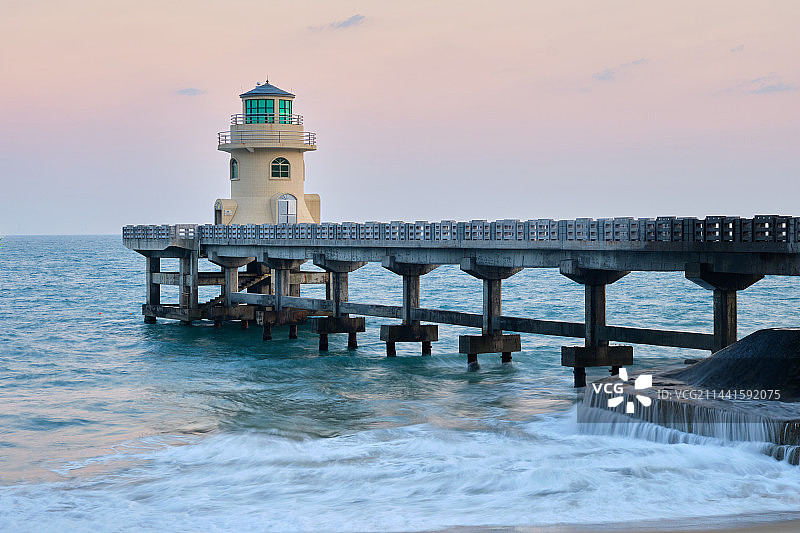 梦想像海上的灯塔指示前进方向图片素材