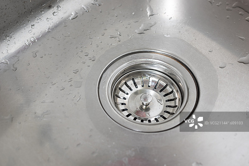 厨房不锈钢水槽孔排水口和提篮特写图片素材