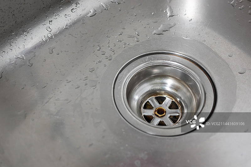 厨房不锈钢水槽孔排水口和提篮特写图片素材