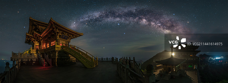 金顶银河拱桥。在巧摄和莉景APP的规划下，用全景接片方式，记录了繁星满天的金顶场景。图片素材