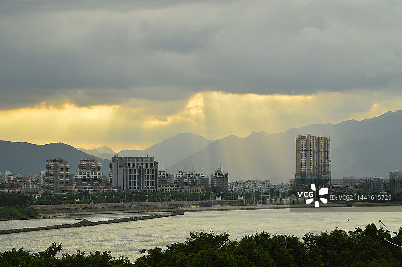 闽江傍晚天空出现的丁达尔光特写图片素材