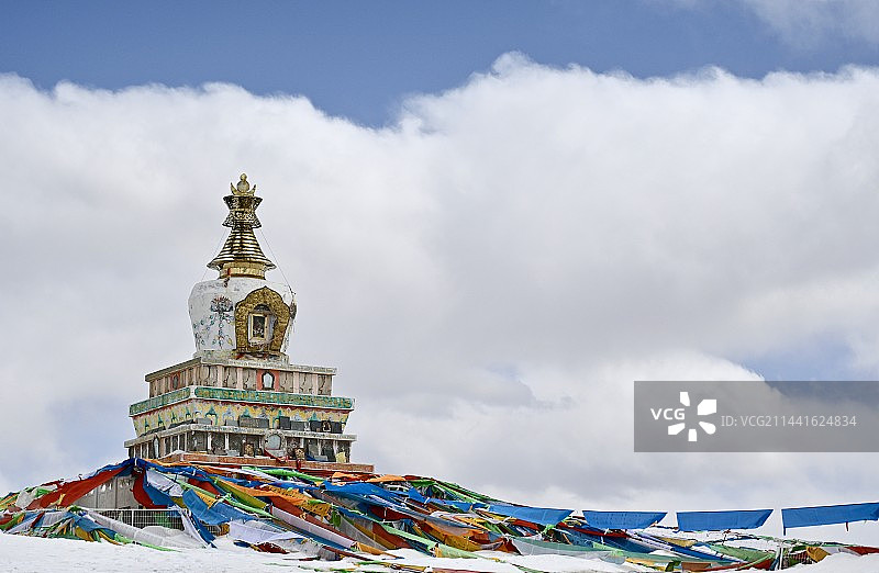蓝天白云下的经幡图片素材
