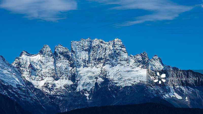 云南迪庆德钦-梅里雪山（太子十三峰）-吉瓦仁安（五冠佛）雪山-卷云（地形云）图片素材
