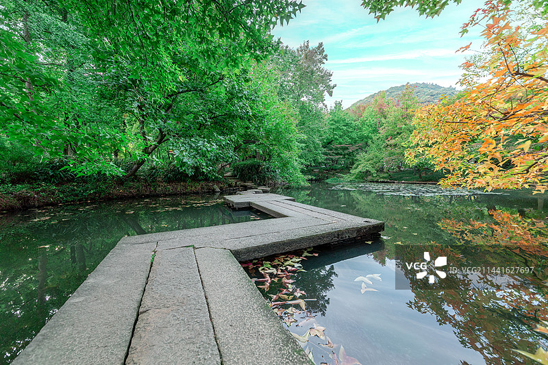 苏州天平山曲折的桥图片素材