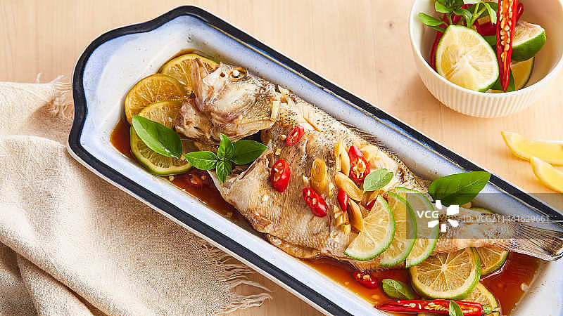 香辣柠檬蒸鲈鱼图片素材