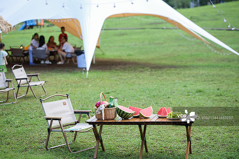 草地露营帐篷椅子水果篮子图片素材