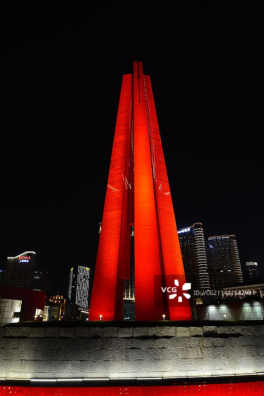 红色灯光下的上海市人民英雄纪念碑图片素材