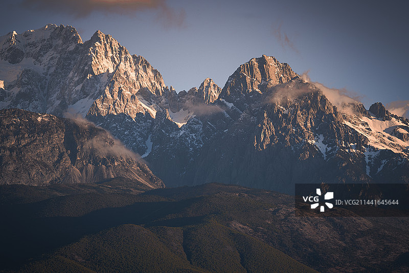 云南丽江玉龙雪山的日照金山图片素材