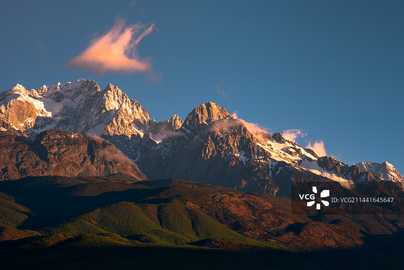 云南丽江玉龙雪山的日照金山图片素材