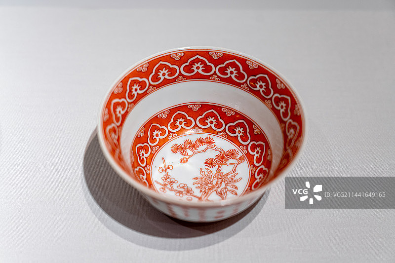 乾隆款御题三清茶诗如意纹碗俯视内部图片素材