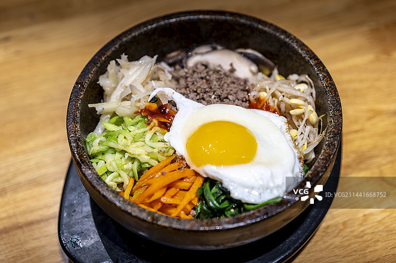 餐桌上石锅拌饭的高角度视图图片素材