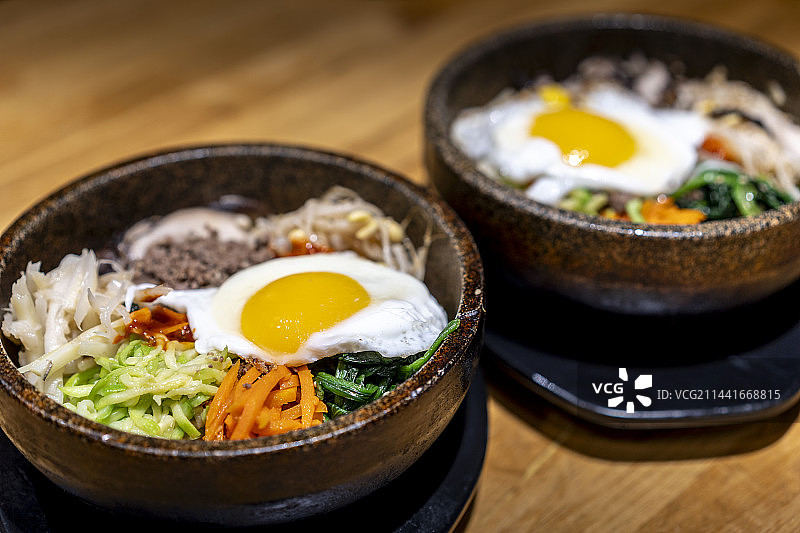 餐桌上石锅拌饭的高角度视图图片素材