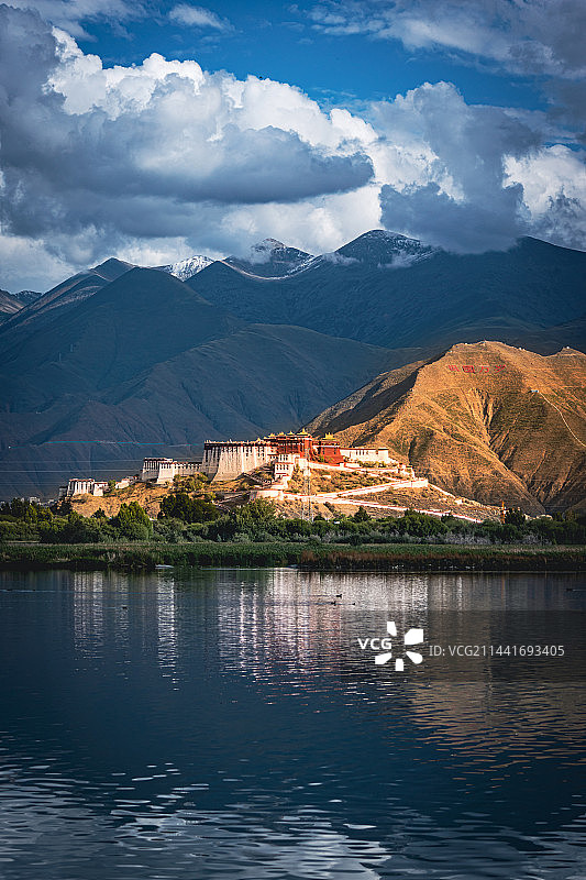 布达拉宫和他在拉鲁湿地公园湖水中的倒影，阳光洒在布达拉宫上图片素材
