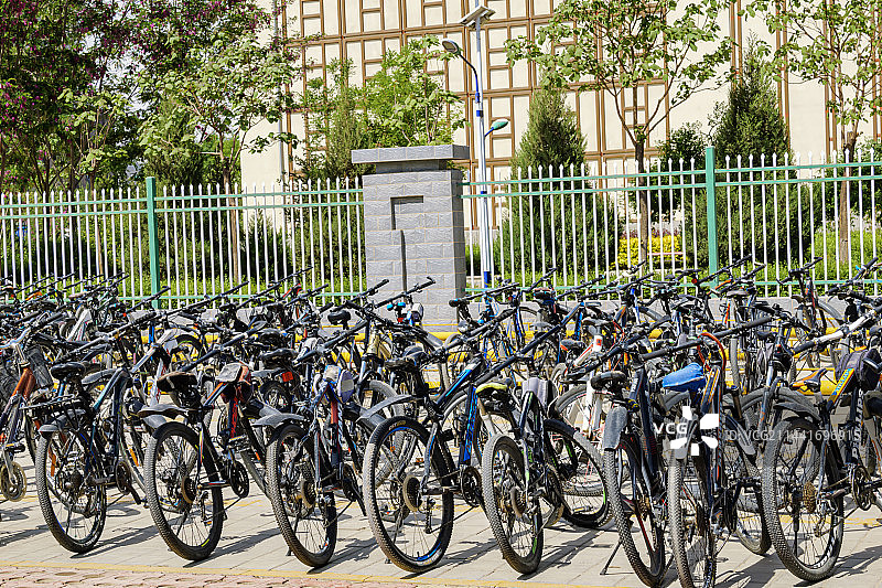 城市街头围墙边成排自行车图片素材