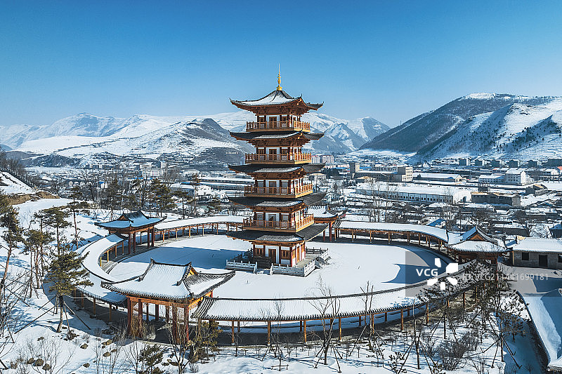 吉林白山市长白县鸭绿江千年崖城城市风光航拍图片素材