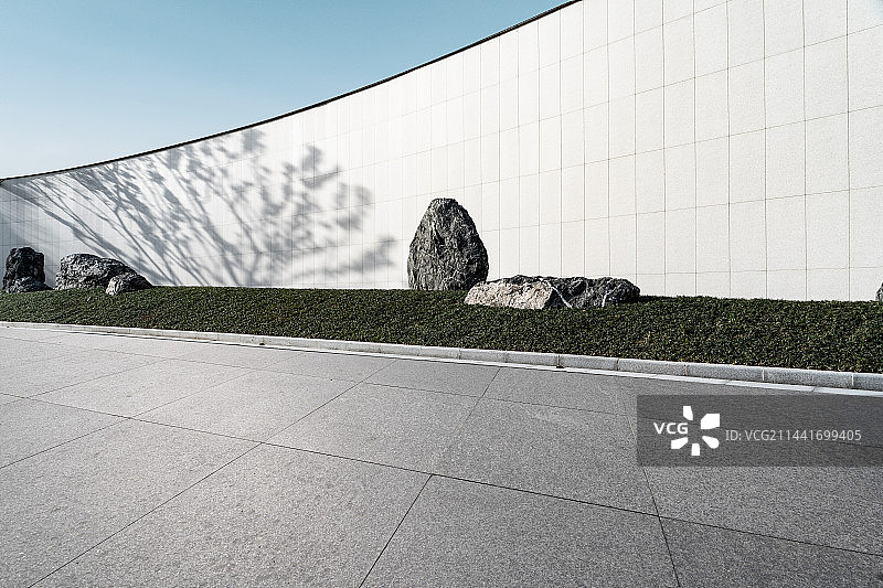 空旷地面和中式简洁围墙汽车广告背景图图片素材