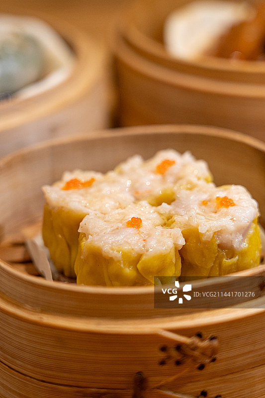 广东茶楼点心特色粤菜  蟹籽鲜虾干蒸烧卖图片素材
