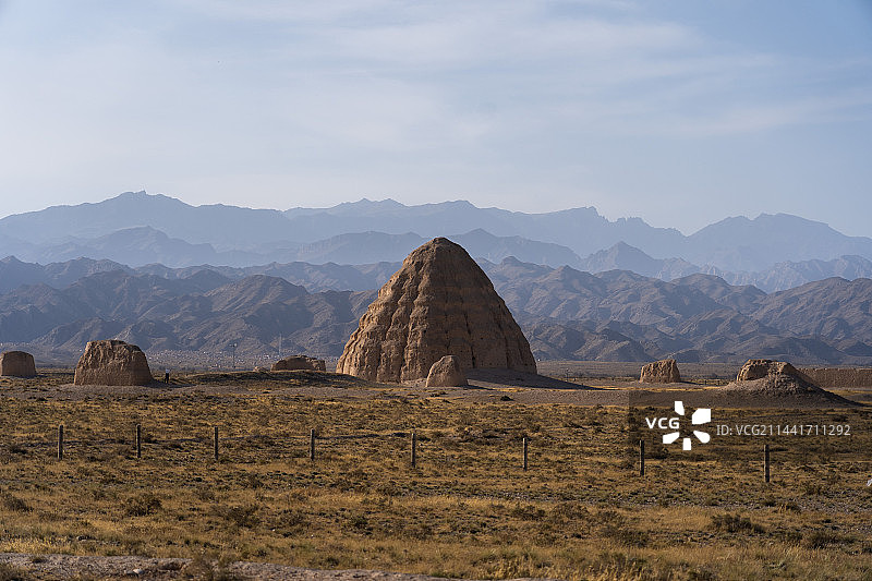 贺兰山麓的守望图片素材
