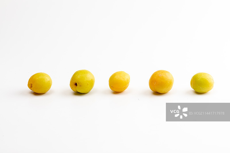 白色背景上的新疆轮台小白杏图片素材