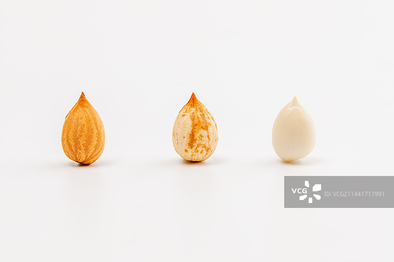 白色背景上的新鲜杏仁图片素材