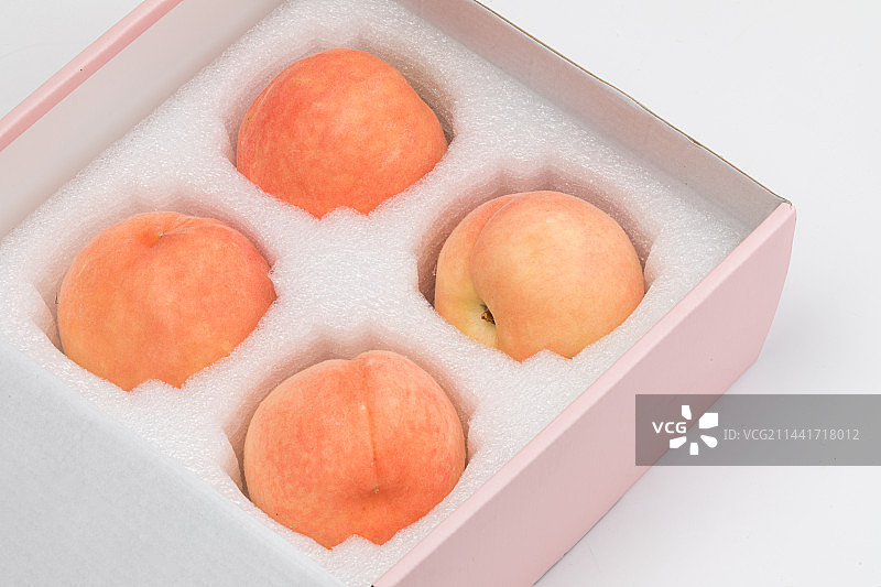 盒子里的四个水蜜桃图片素材