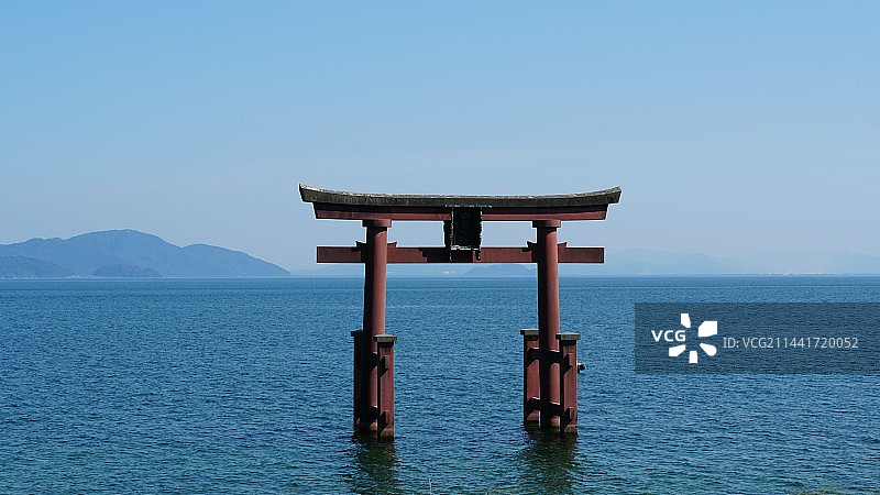 日本滋贺琵琶湖白须神社水上鸟居图片素材