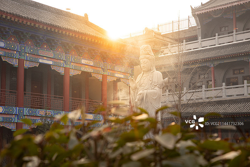 丁达尔光照耀下的寺庙佛像图片素材