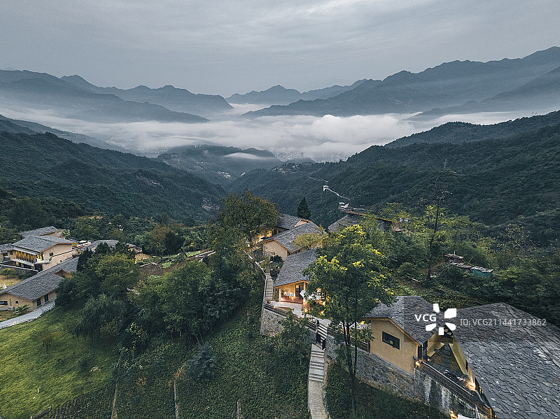航拍秦岭云海民宿自然风光夜景图片素材