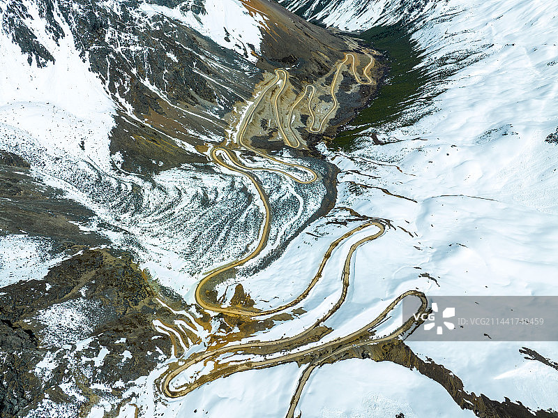 西藏林芝地区察隅县雄珠拉垭口美丽雪山引客来图片素材