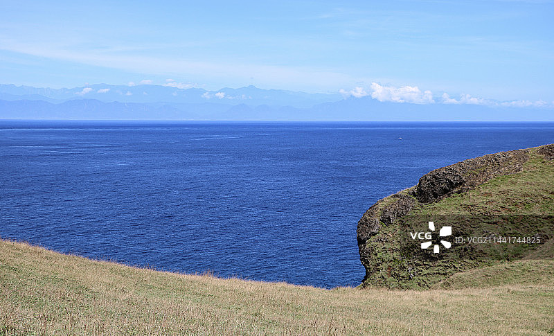 深蓝色的海水与海岸边的悬崖图片素材