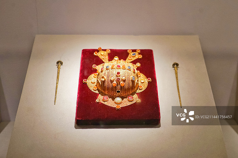 精美古董黄金镶宝石饰品图片素材