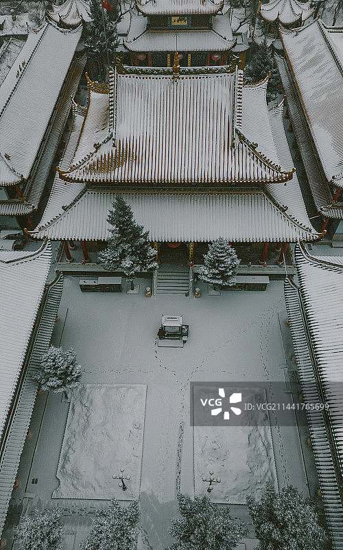 航拍雪后的哈尔滨普照寺图片素材