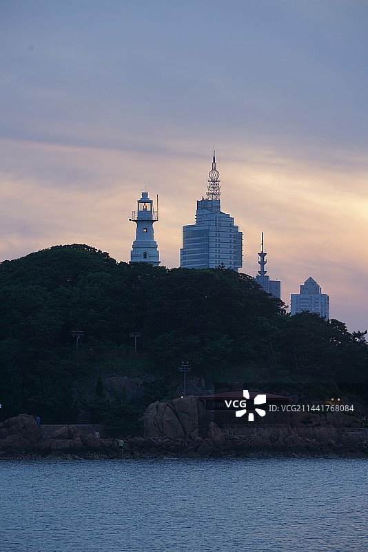 小青岛的灯塔 百余年里，照亮在老地方。风吹雨打，为进出船只导航。图片素材